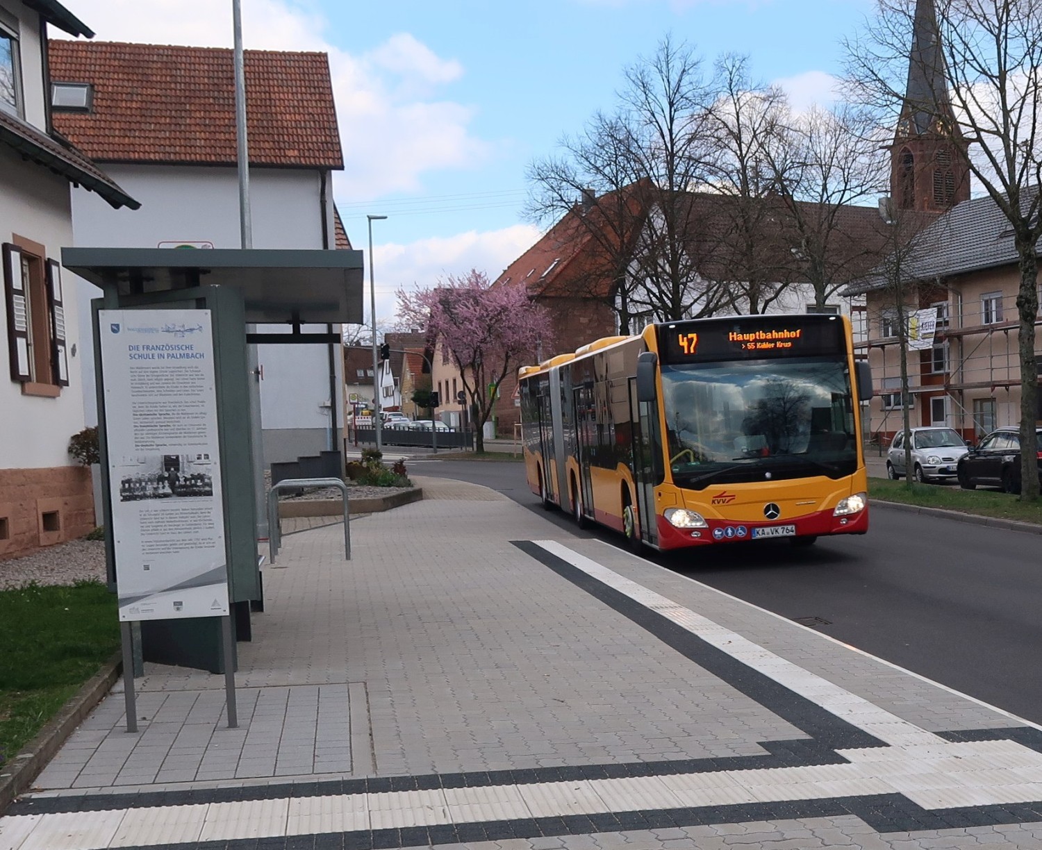 Bus 47 an der Haltestelle Palmbach Kirche