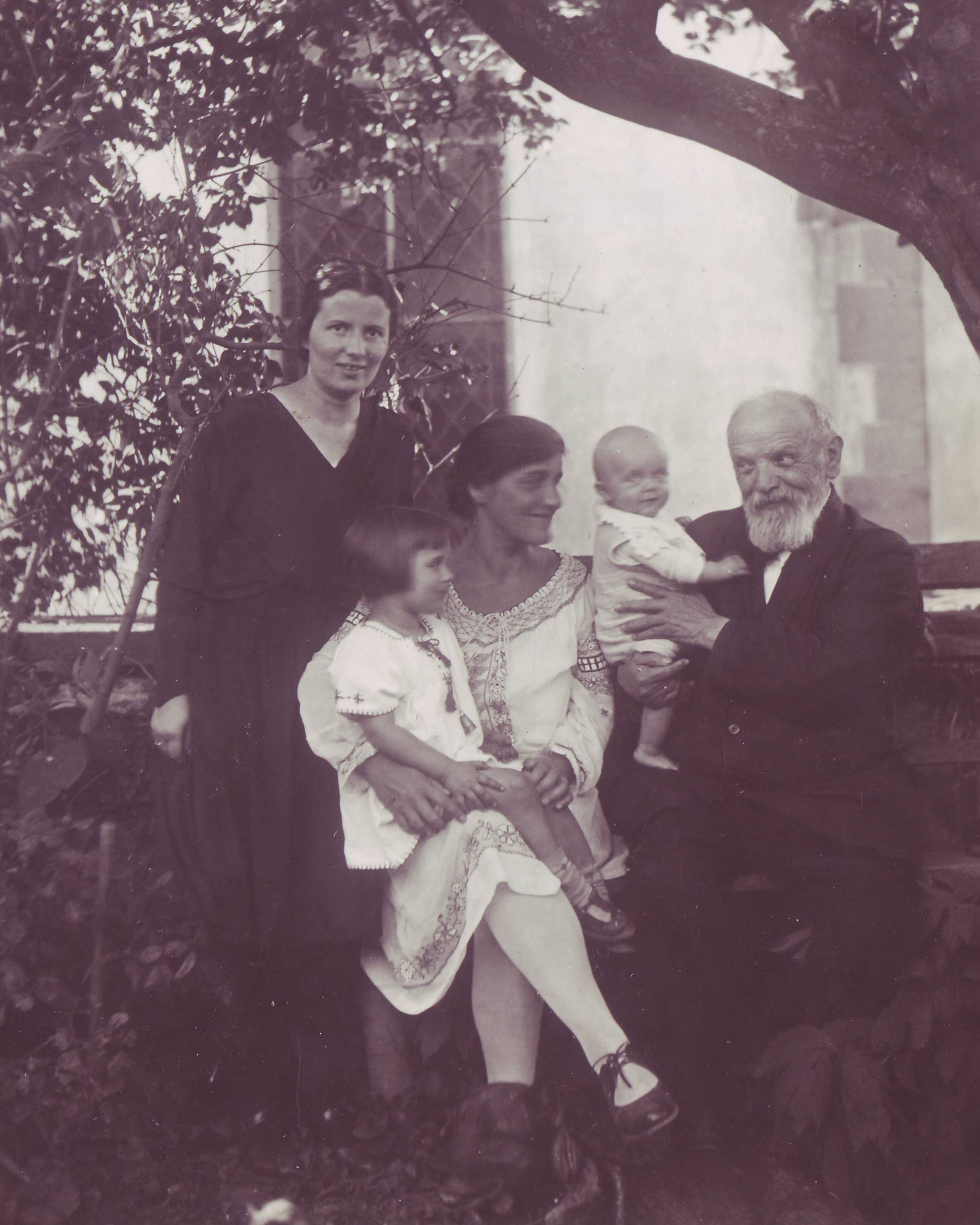 Familie Gustav Meerwein im Pfarrgarten in Nußbaum im Jahre 1929