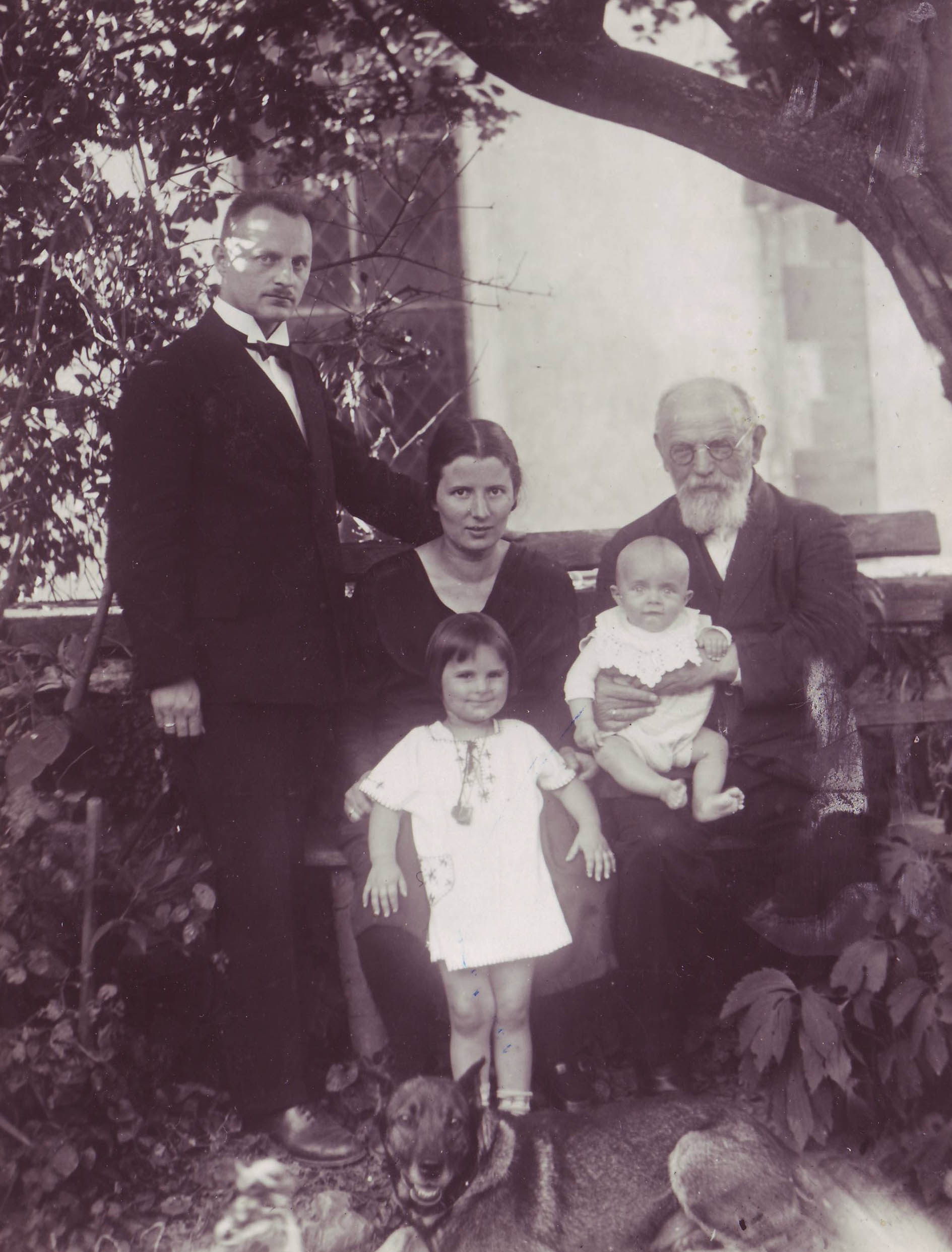 Familie Gustav Meerwein im Pfarrgarten in Nußbaum im Jahre 1929